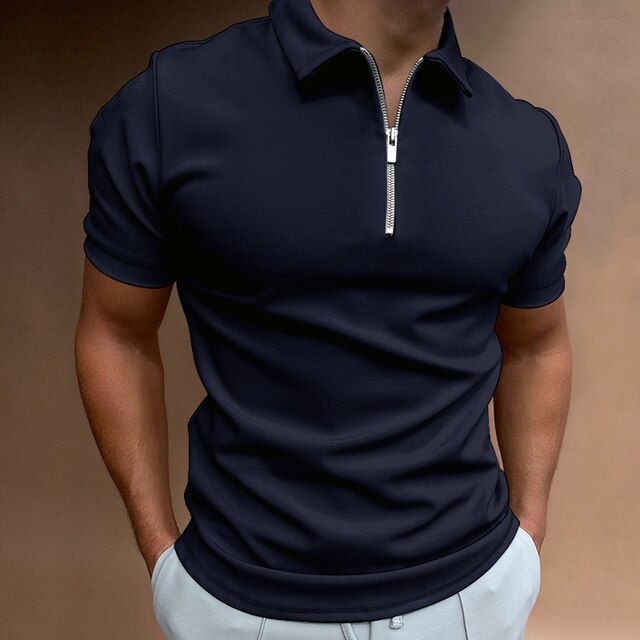 "Polo uomo elegante con zip, design moderno, colore blu navy, tessuto traspirante, look casual chic perfetto per ogni occasio