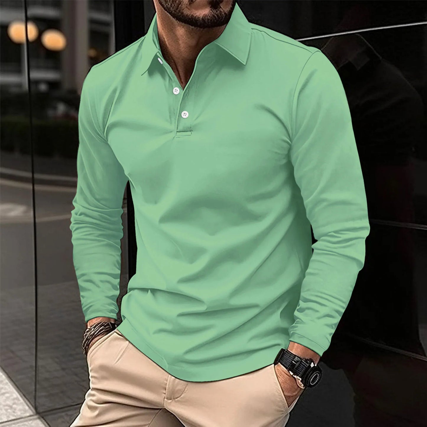 "Polo Uomo Slim Fit in cotone traspirante su sfondo bianco, colori disponibili, silhouette moderna e aderente."