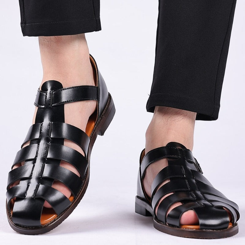 "Sandali estivi eleganti in pelle marrone scuro, unisex, con cinturino e suola resistente per look raffinato e comfort"