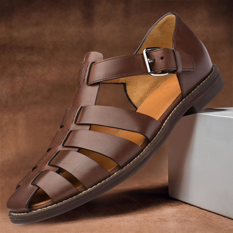 "Sandali estivi eleganti in pelle marrone scuro, unisex, con cinturino e suola resistente per look raffinato e comfort"