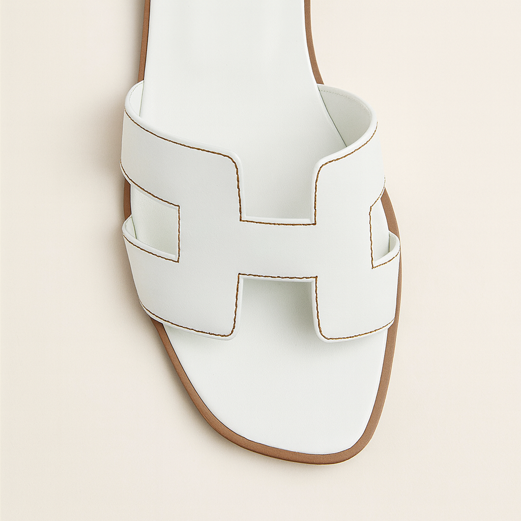"Sandali piatti in pelle marrone donna con listini intagliati e regolabili, design elegante e traspirante estivo."