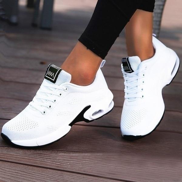 "Scarpe da ginnastica ortopediche unisex, suola ammortizzante, design moderno e accattivante, colore neutro, su erba"