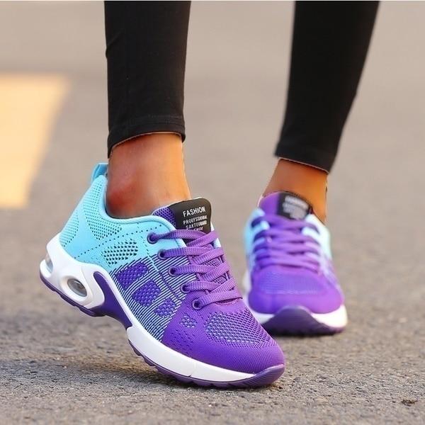 "Scarpe da ginnastica ortopediche unisex, suola ammortizzante, design moderno e accattivante, colore neutro, su erba"