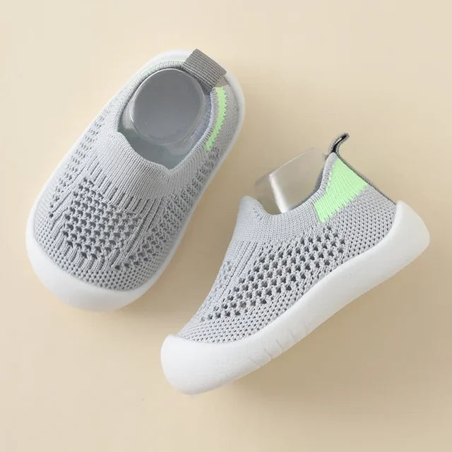 Scarpe da ginnastica per bambini con suole antiscivolo in tonalità pastello, design moderno e struttura traspirante.