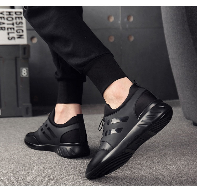 "Scarpe uomo ortopediche in cuoio nero, eleganti e comode, con supporto avanzato, viste lateralmente."
