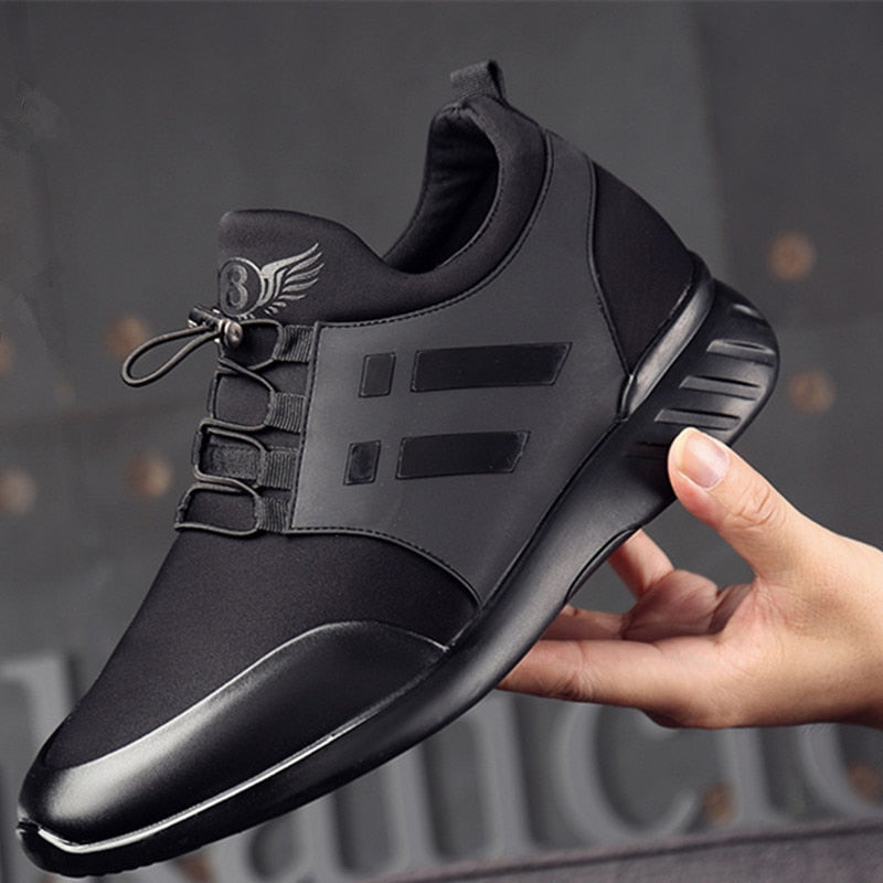 "Scarpe uomo ortopediche in cuoio nero, eleganti e comode, con supporto avanzato, viste lateralmente."