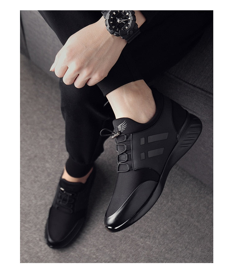 "Scarpe uomo ortopediche in cuoio nero, eleganti e comode, con supporto avanzato, viste lateralmente."