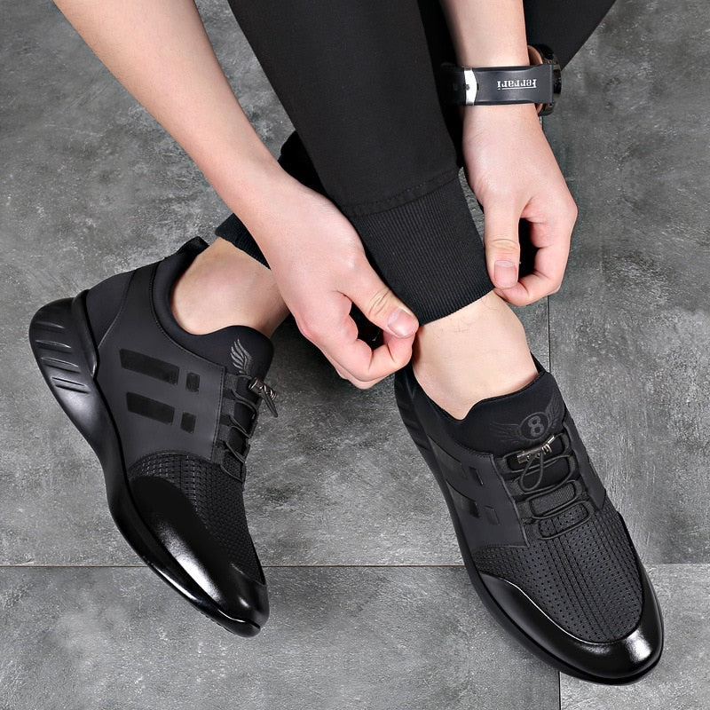 "Scarpe uomo ortopediche in cuoio nero, eleganti e comode, con supporto avanzato, viste lateralmente."