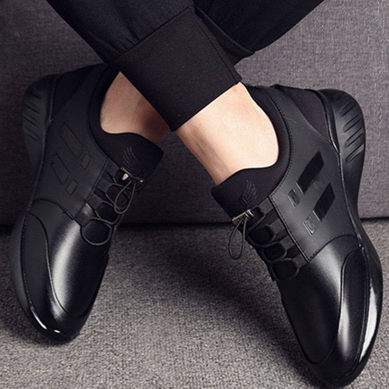 "Scarpe uomo ortopediche in cuoio nero, eleganti e comode, con supporto avanzato, viste lateralmente."