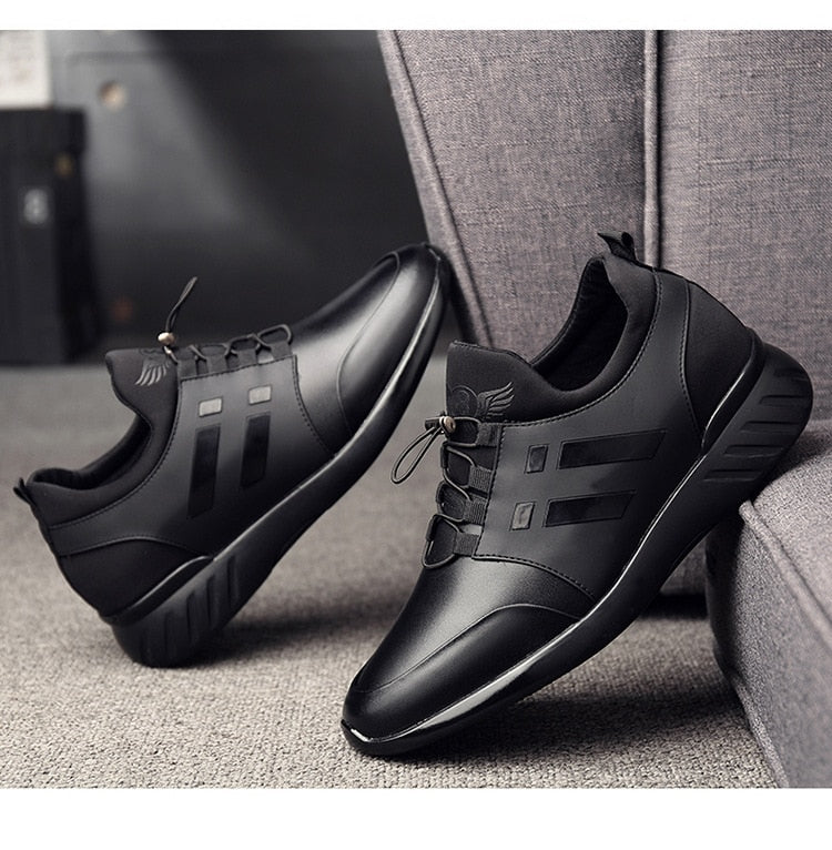 "Scarpe uomo ortopediche in cuoio nero, eleganti e comode, con supporto avanzato, viste lateralmente."