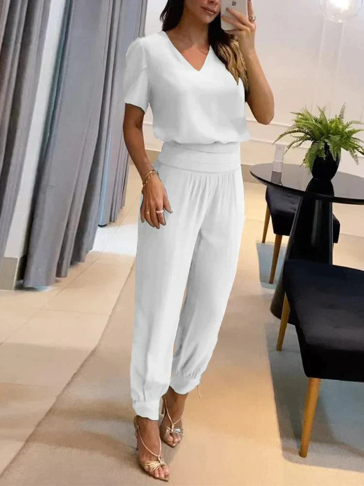 "Set donna con top maniche a sbuffo e pantaloni geometrici, design moderno e versatile, stile casual ed elegante."