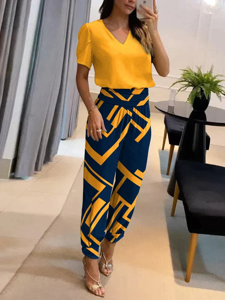 "Set donna con top maniche a sbuffo e pantaloni geometrici, design moderno e versatile, stile casual ed elegante."