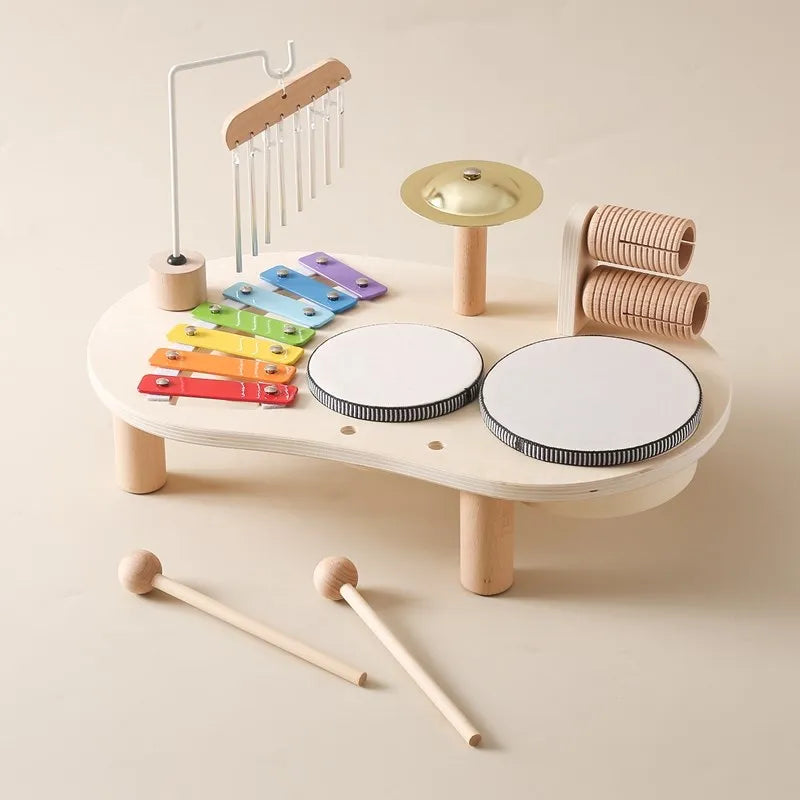 Set musicale per bambini in legno, strumenti colorati, tamburo e gong, stimola creatività e abilità musicali.