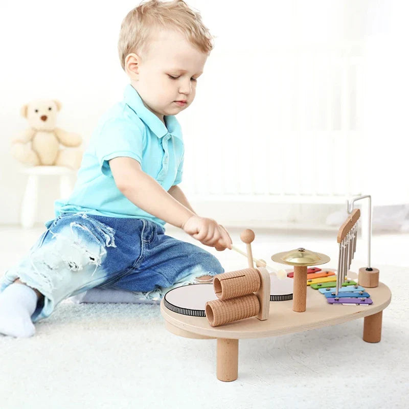 Set musicale per bambini in legno, strumenti colorati, tamburo e gong, stimola creatività e abilità musicali.