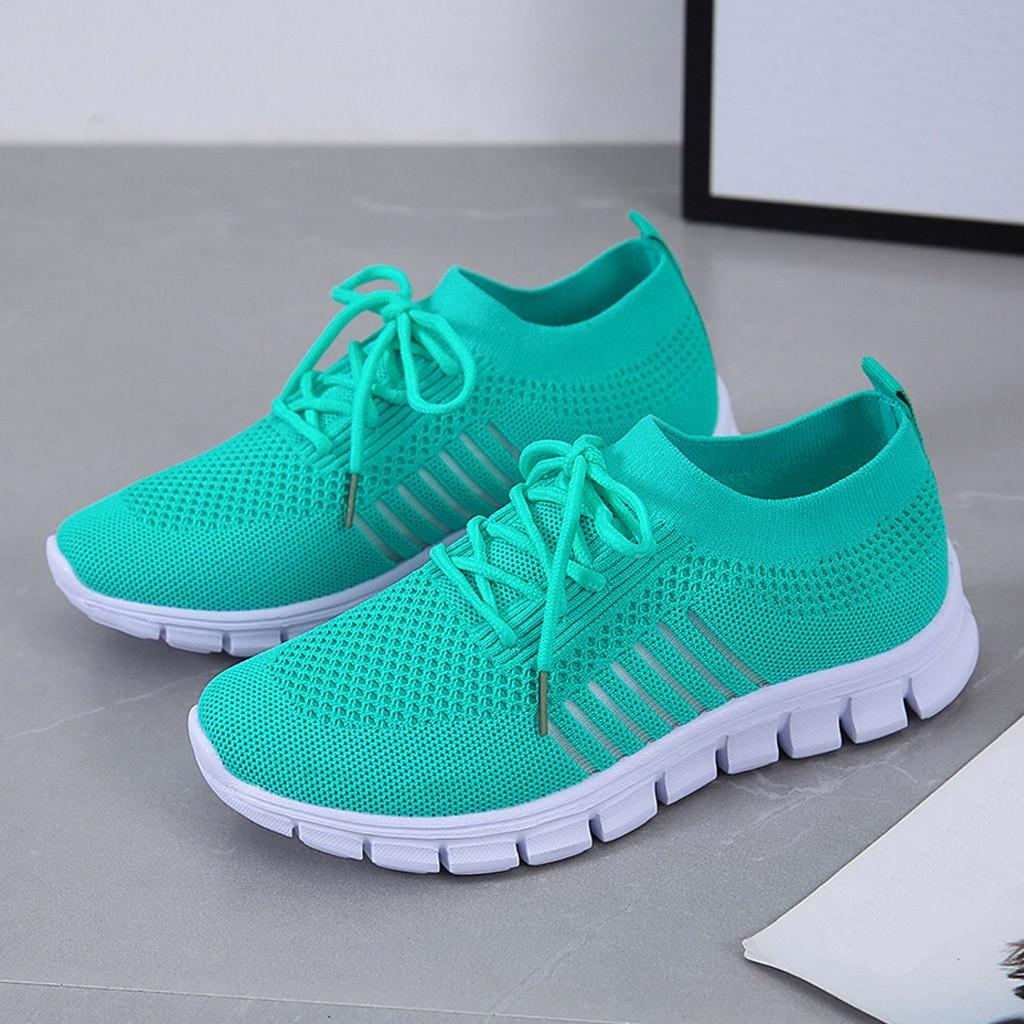 "Sneakers donna eleganti in mesh beige, traspiranti e leggere, con suola ammortizzante e design moderno per ogni occasione."