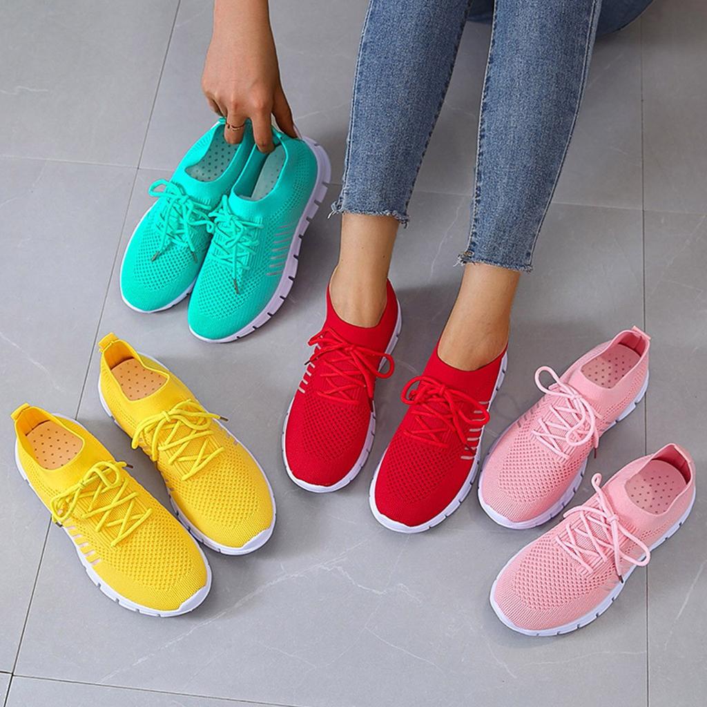 "Sneakers donna eleganti in mesh beige, traspiranti e leggere, con suola ammortizzante e design moderno per ogni occasione."