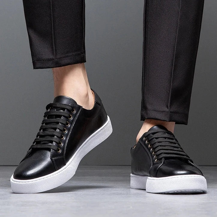 Sneakers eleganti in pelle da uomo, colore marrone, design sobrio, suola bianca, perfette per look casual e semi-formali.