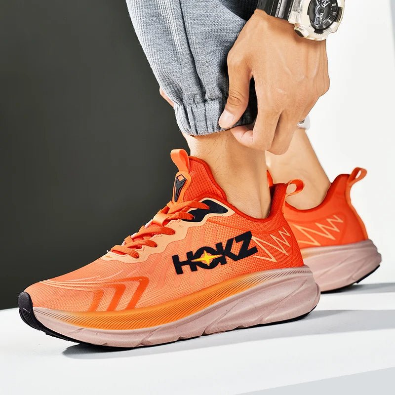 "Sneakers unisex con tecnologia SpringTech, design moderno nero, suola a molla visibile, ideali per sport e attività quotidia