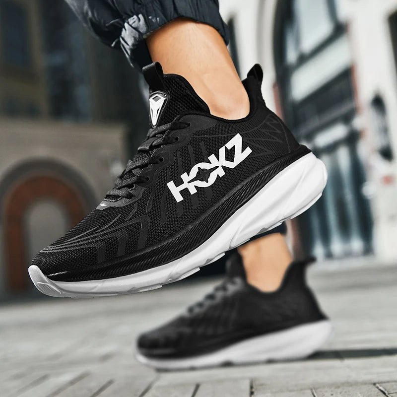 "Sneakers unisex con tecnologia SpringTech, design moderno nero, suola a molla visibile, ideali per sport e attività quotidia