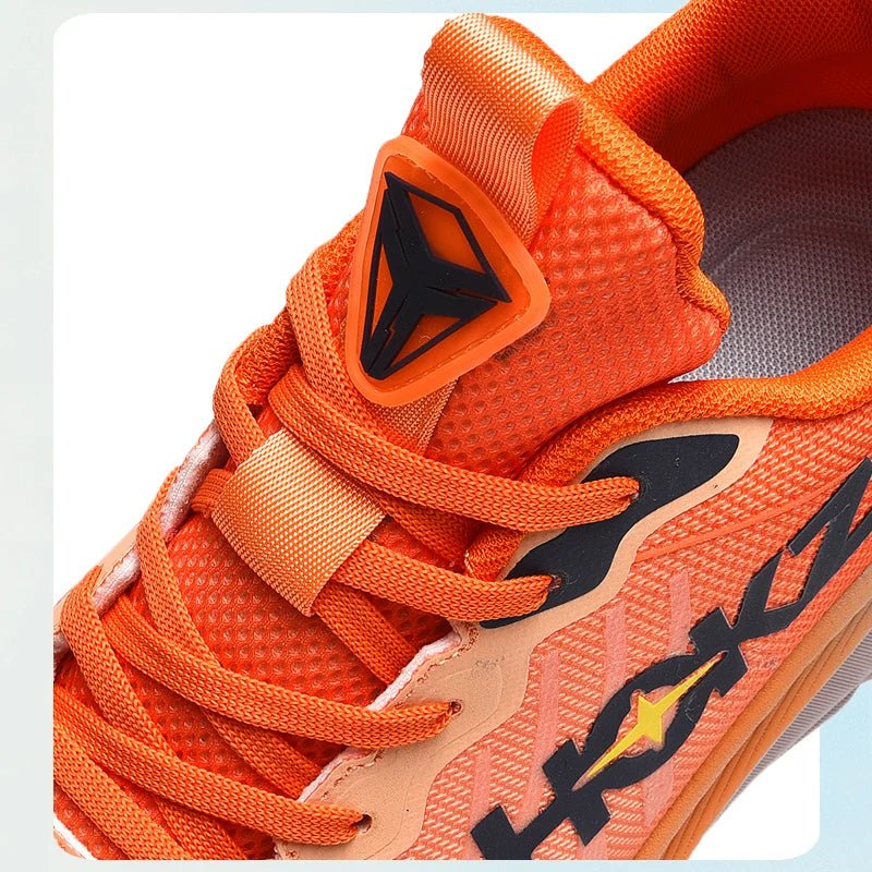 "Sneakers unisex con tecnologia SpringTech, design moderno nero, suola a molla visibile, ideali per sport e attività quotidia