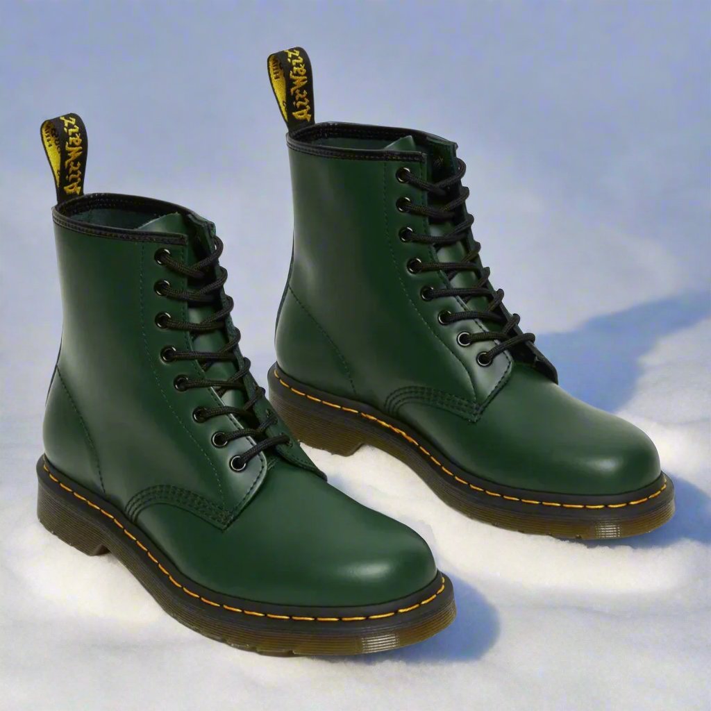 "Stivaletto uomo in pelle vegana nera, elegante con suola antiscivolo, perfetto per look casual e formali."