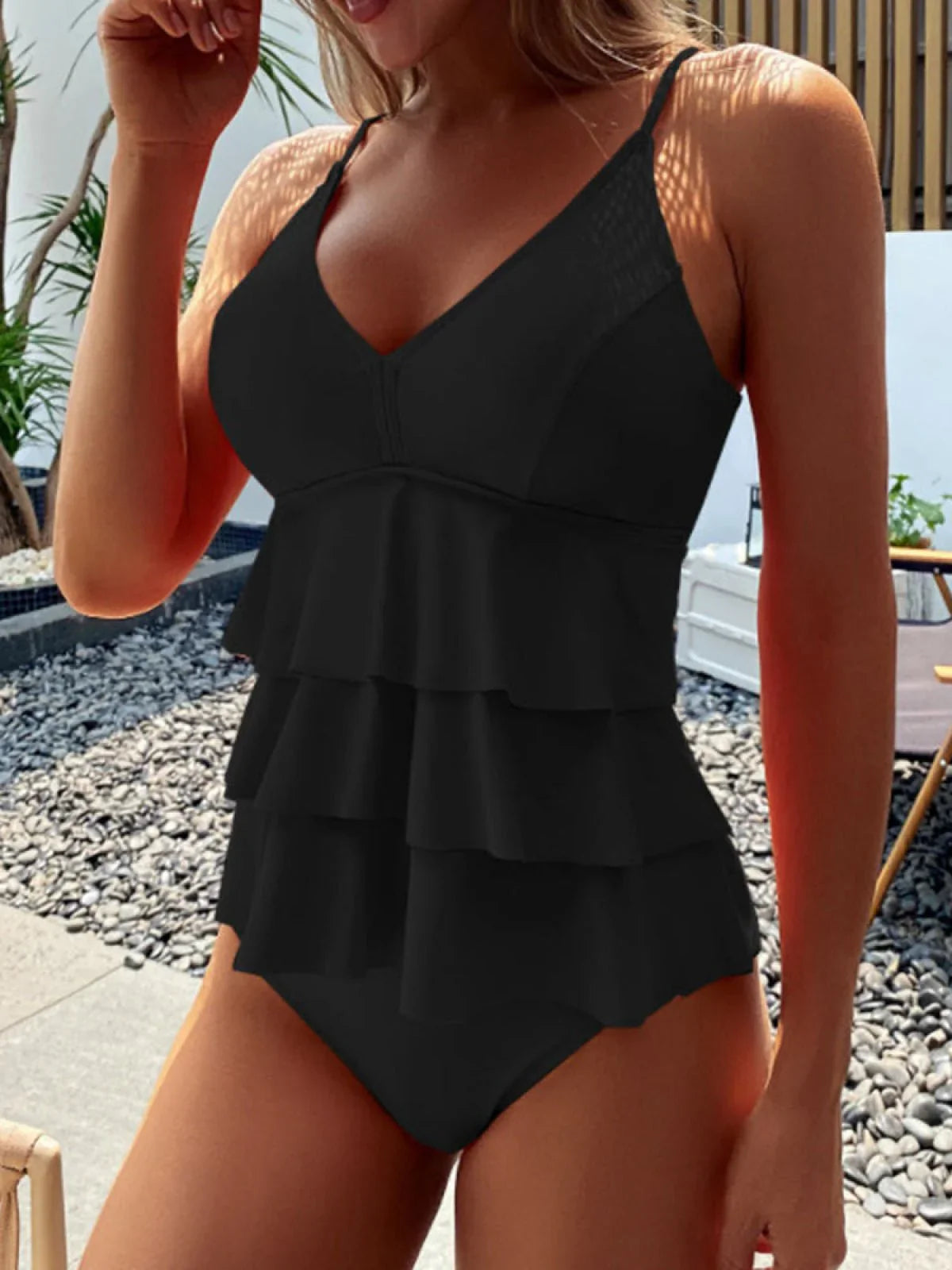 "Tankini modellante nero da donna, design elegante con copertura perfetta, ideale per silhouette snella, comfort in spiaggia.