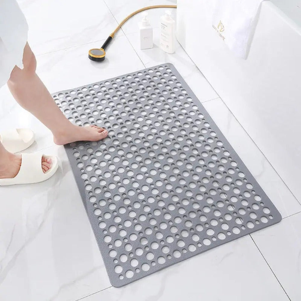 "Tappetino da doccia antiscivolo grigio con ventose, superficie morbida e drenaggio efficiente per bagno sicuro e igienico."