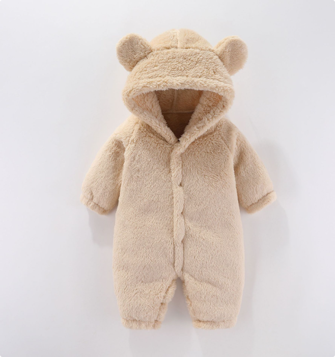"Tutina neonato in pile morbido beige con cappuccio, chiusura a bottone per calore e comfort ideale in inverno."