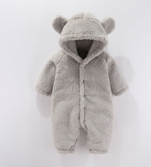 "Tutina neonato in pile morbido beige con cappuccio, chiusura a bottone per calore e comfort ideale in inverno."