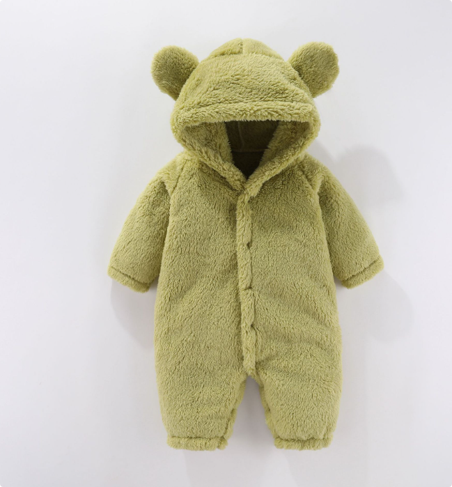 "Tutina neonato in pile morbido beige con cappuccio, chiusura a bottone per calore e comfort ideale in inverno."