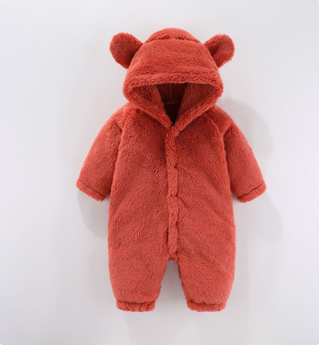 "Tutina neonato in pile morbido beige con cappuccio, chiusura a bottone per calore e comfort ideale in inverno."