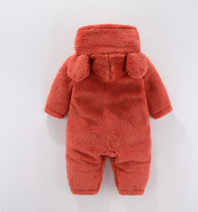 "Tutina neonato in pile morbido beige con cappuccio, chiusura a bottone per calore e comfort ideale in inverno."