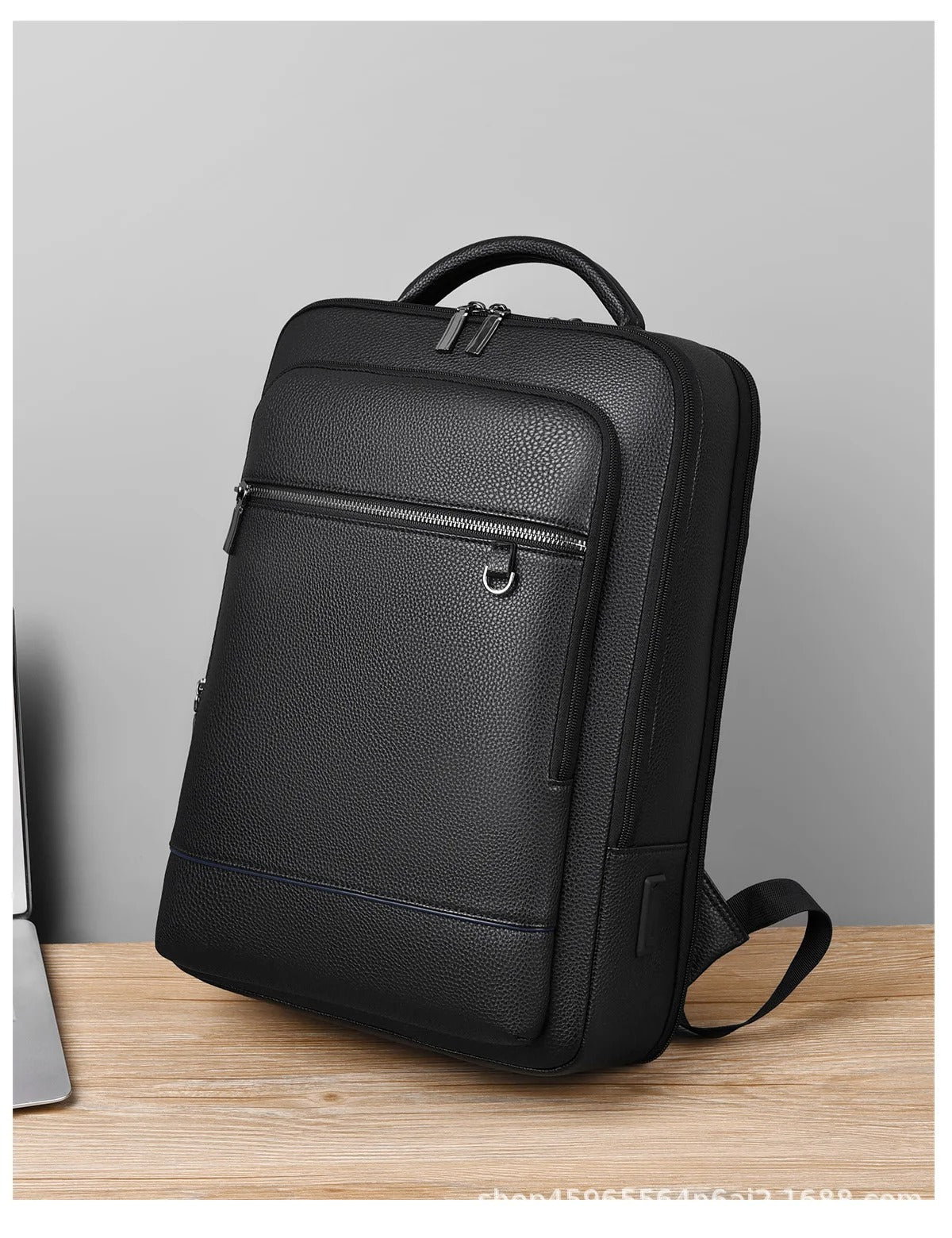 "Zaino in pelle elegante con porta USB, colore nero, design moderno, ideale per lavoro e viaggi. Praticità e stile unite."
