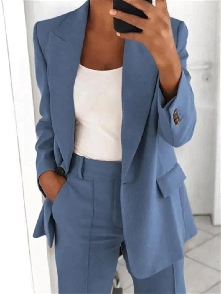 "Abito blazer elegante donna, silhouette sofisticata, vari colori: beige, blu, grigio, marrone, nero, rosa. Perfetto per ogni