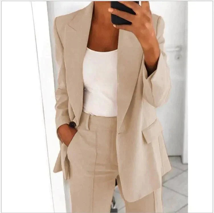 "Abito blazer elegante donna, silhouette sofisticata, vari colori: beige, blu, grigio, marrone, nero, rosa. Perfetto per ogni