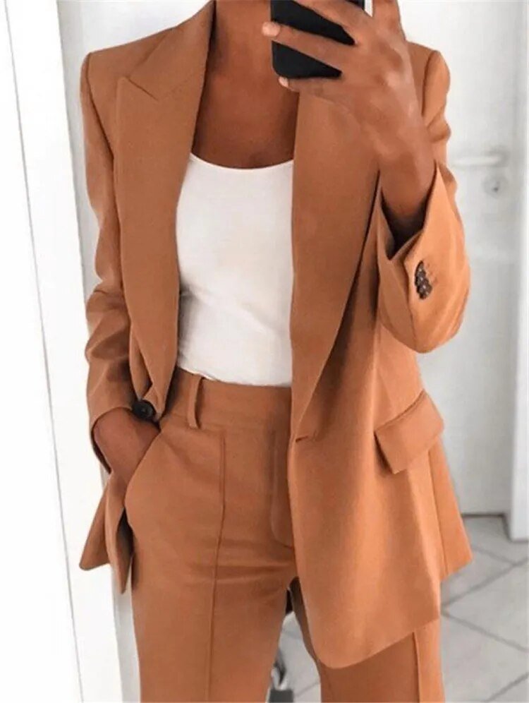 "Abito blazer elegante donna, silhouette sofisticata, vari colori: beige, blu, grigio, marrone, nero, rosa. Perfetto per ogni