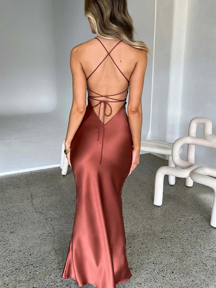 "Abito da donna in raso lucido con spalline incrociate e scollatura elegante, perfetto per eventi speciali."