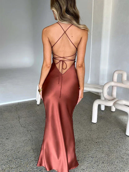 "Abito da donna in raso lucido con spalline incrociate e scollatura elegante, perfetto per eventi speciali."