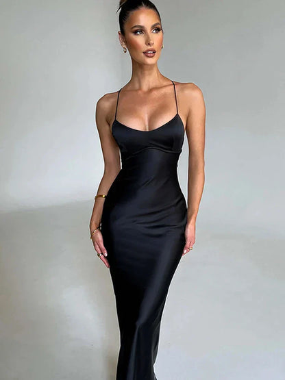 "Abito da donna in raso lucido con spalline incrociate e scollatura elegante, perfetto per eventi speciali."