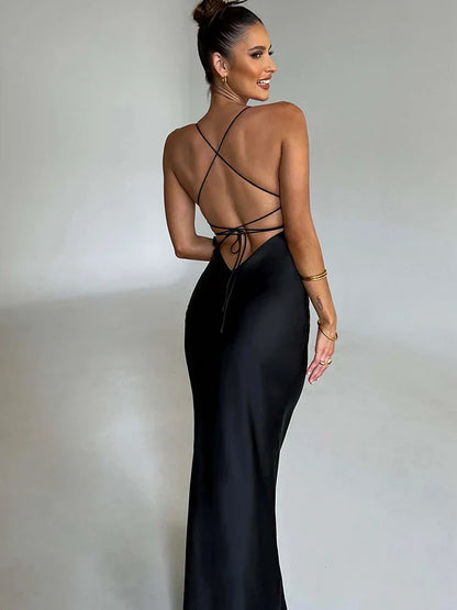 "Abito da donna in raso lucido con spalline incrociate e scollatura elegante, perfetto per eventi speciali."