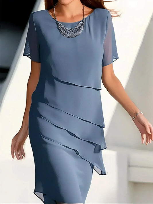 "Abito donna elegante multicolore, silhouette snellente, tonalità blu, ideale per serate chic, dettagli raffinati."