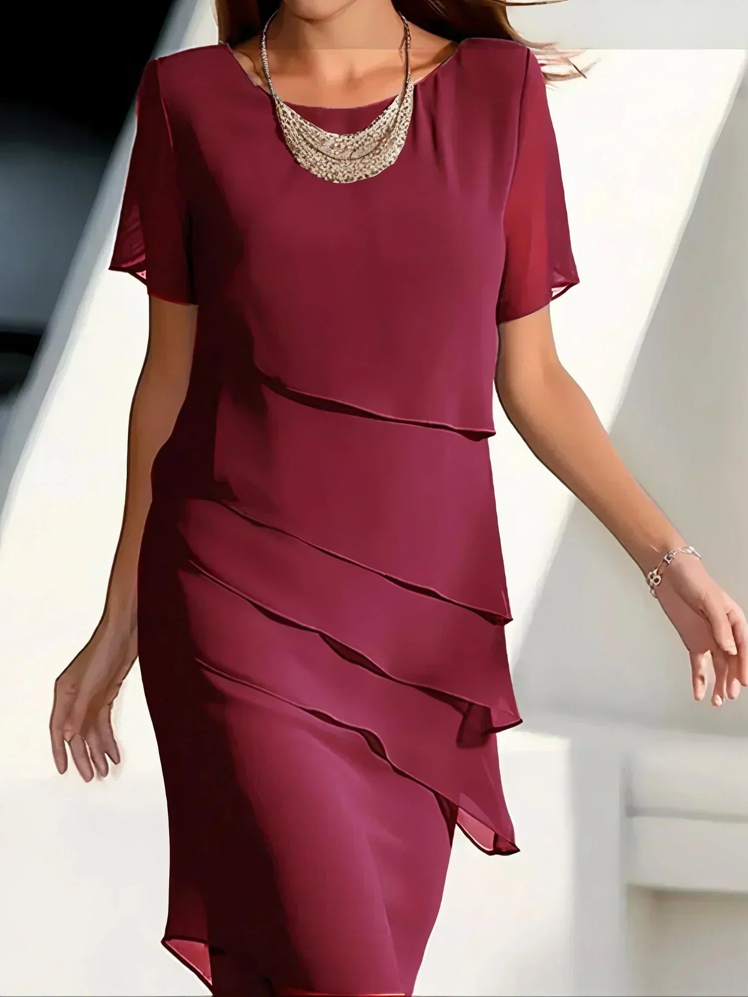 "Abito donna elegante multicolore, silhouette snellente, tonalità blu, ideale per serate chic, dettagli raffinati."