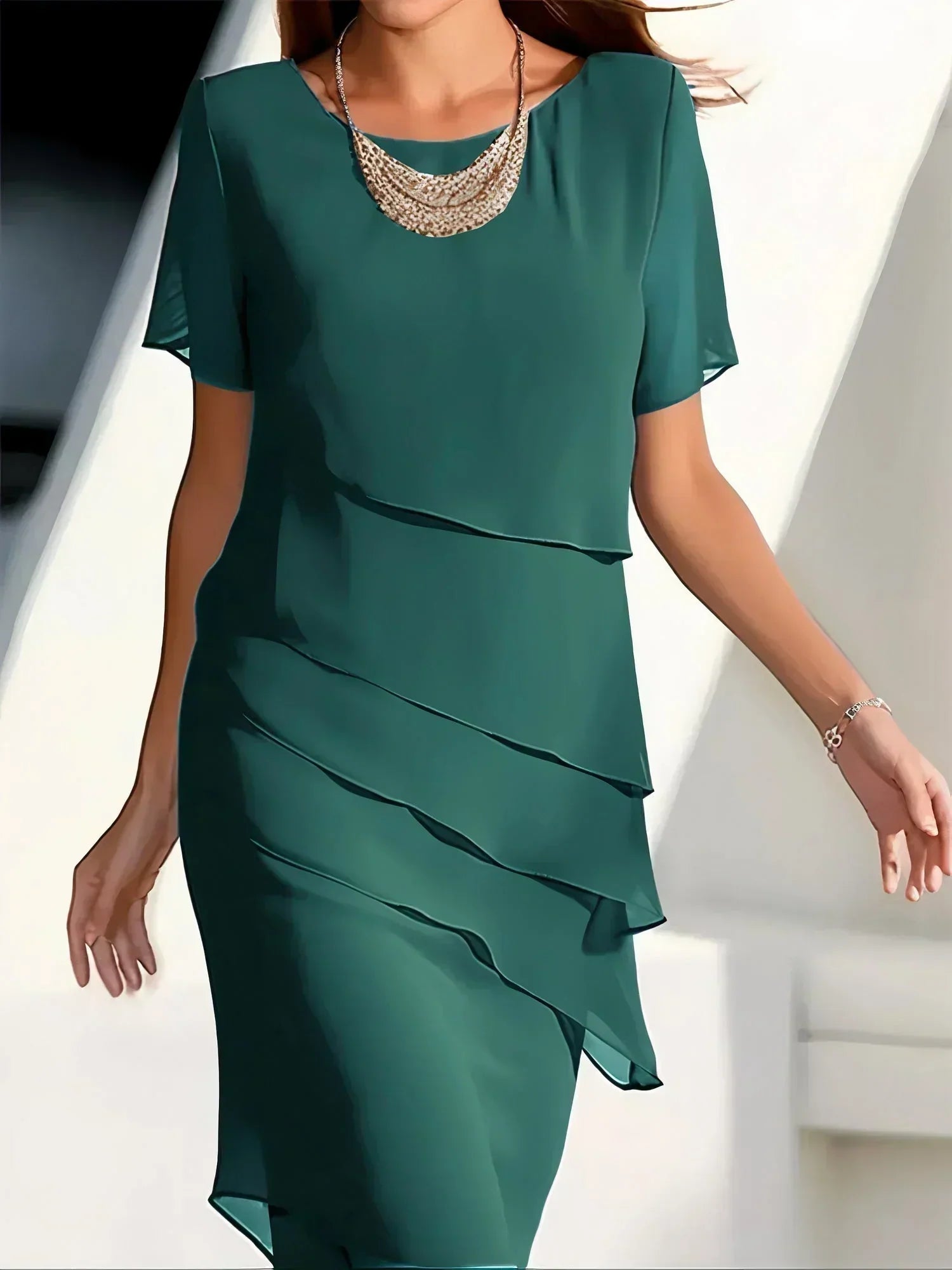 "Abito donna elegante multicolore, silhouette snellente, tonalità blu, ideale per serate chic, dettagli raffinati."