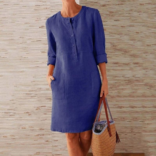 "Abito donna in lino azzurro, design casual con maniche 3/4, lunghezza al ginocchio, perfetto per look eleganti estivi."