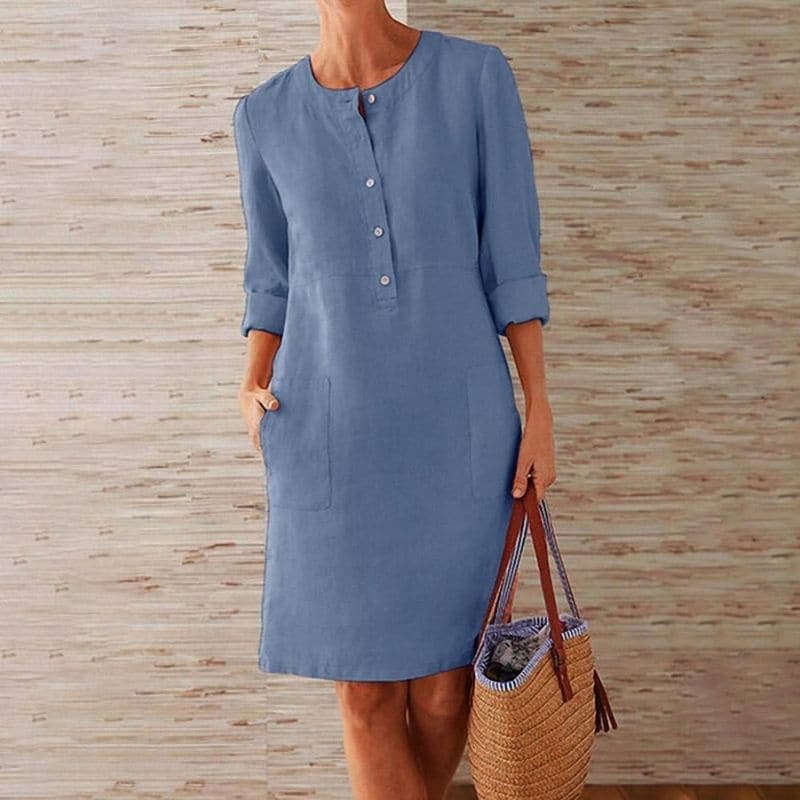 "Abito donna in lino azzurro, design casual con maniche 3/4, lunghezza al ginocchio, perfetto per look eleganti estivi."