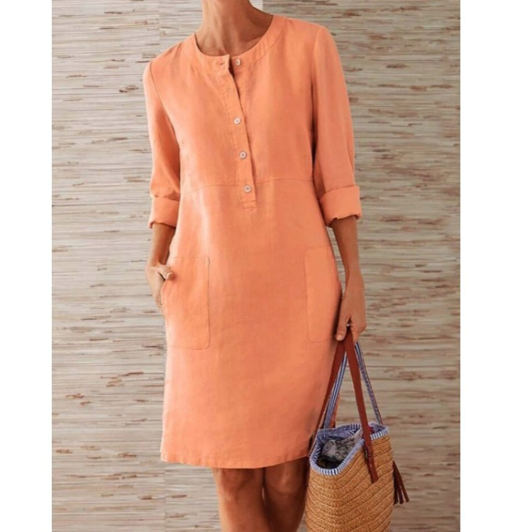 "Abito donna in lino azzurro, design casual con maniche 3/4, lunghezza al ginocchio, perfetto per look eleganti estivi."