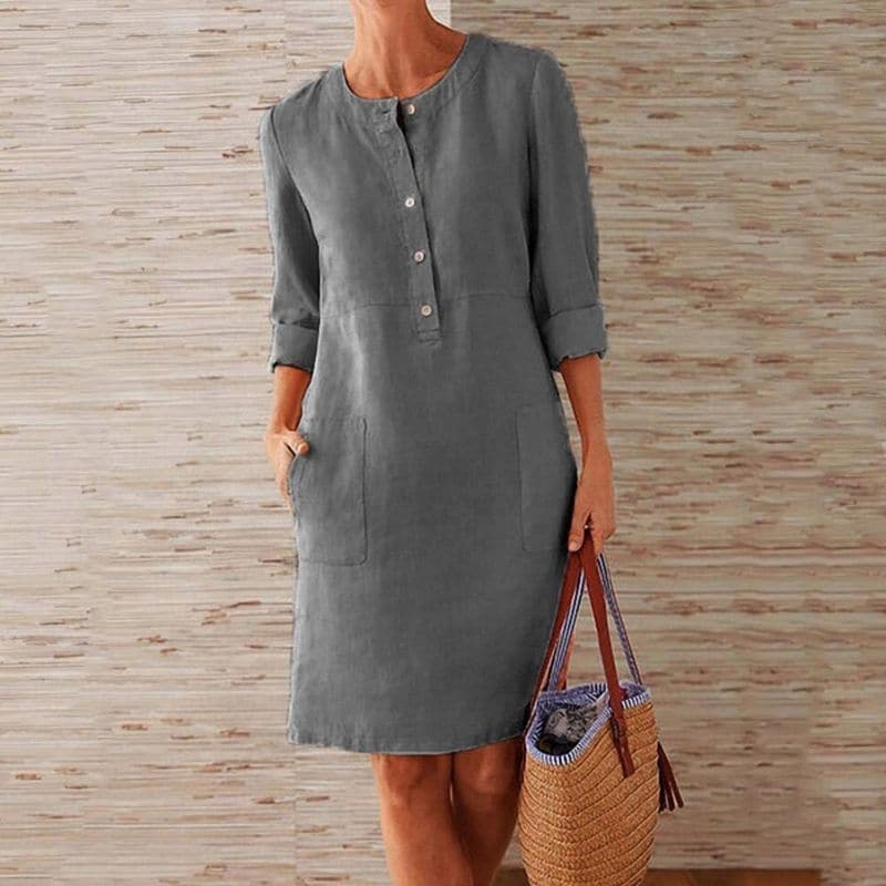 "Abito donna in lino azzurro, design casual con maniche 3/4, lunghezza al ginocchio, perfetto per look eleganti estivi."
