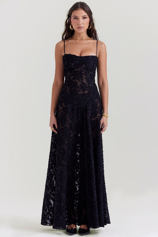 "Abito donna in pizzo lamé rosa semi-trasparente con motivi floreali e spalline rouleau, elegante per eventi glamour."