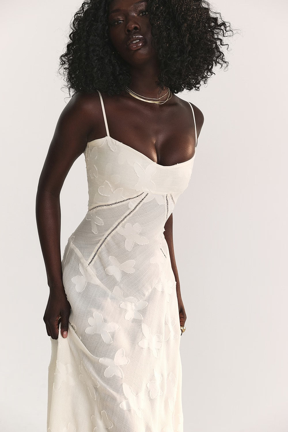 "Abito donna in pizzo lamé rosa semi-trasparente con motivi floreali e spalline rouleau, elegante per eventi glamour."