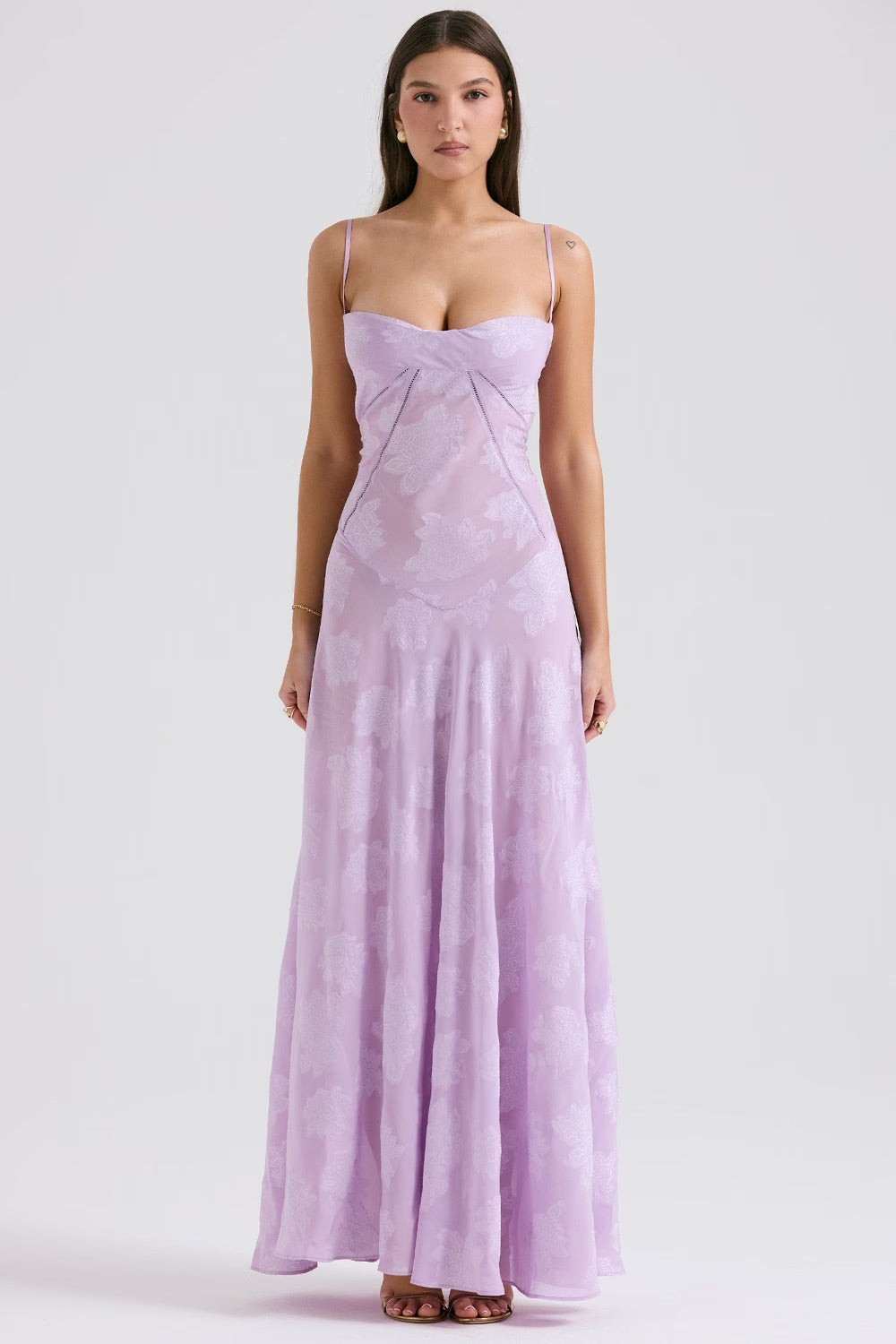 "Abito donna in pizzo lamé rosa semi-trasparente con motivi floreali e spalline rouleau, elegante per eventi glamour."